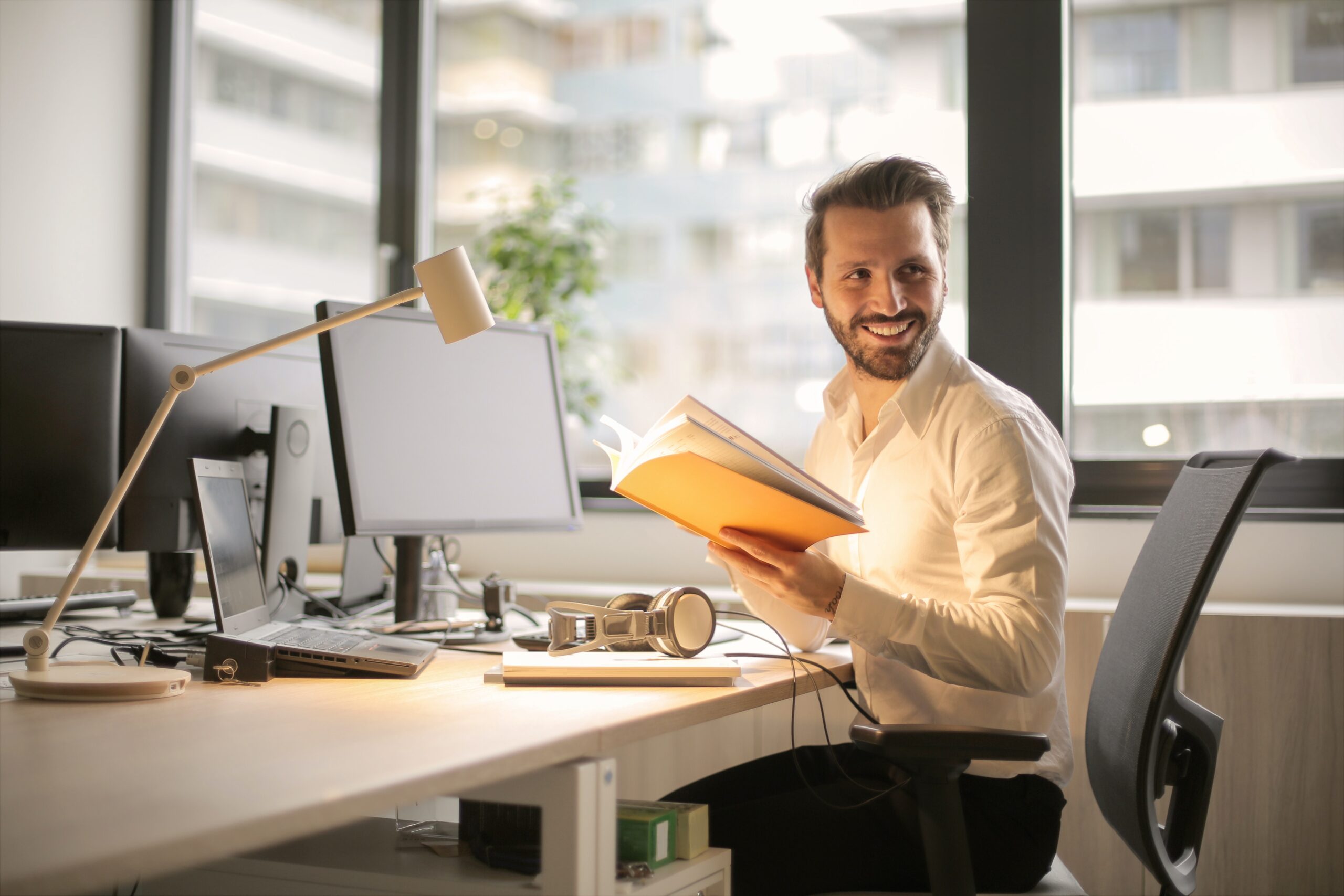 A project manager working with a Microsoft Project calendar.